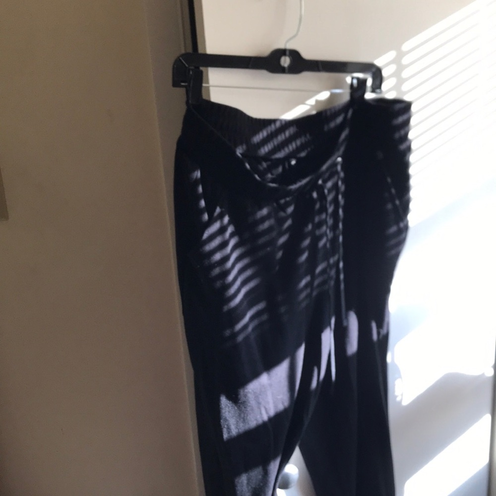 Livi joggers very soft with zippers at ankles